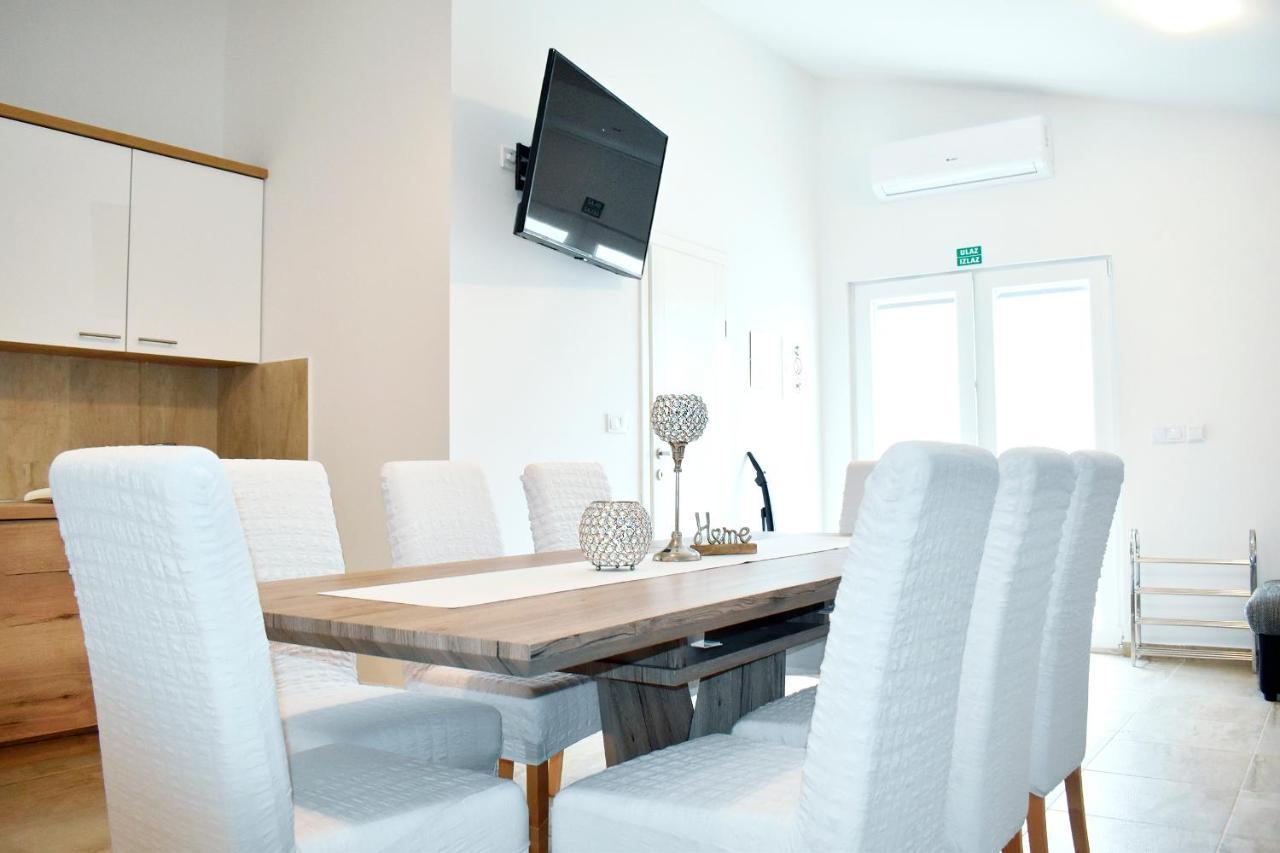 Apartmani Lovrencic Vrsi Exterior photo