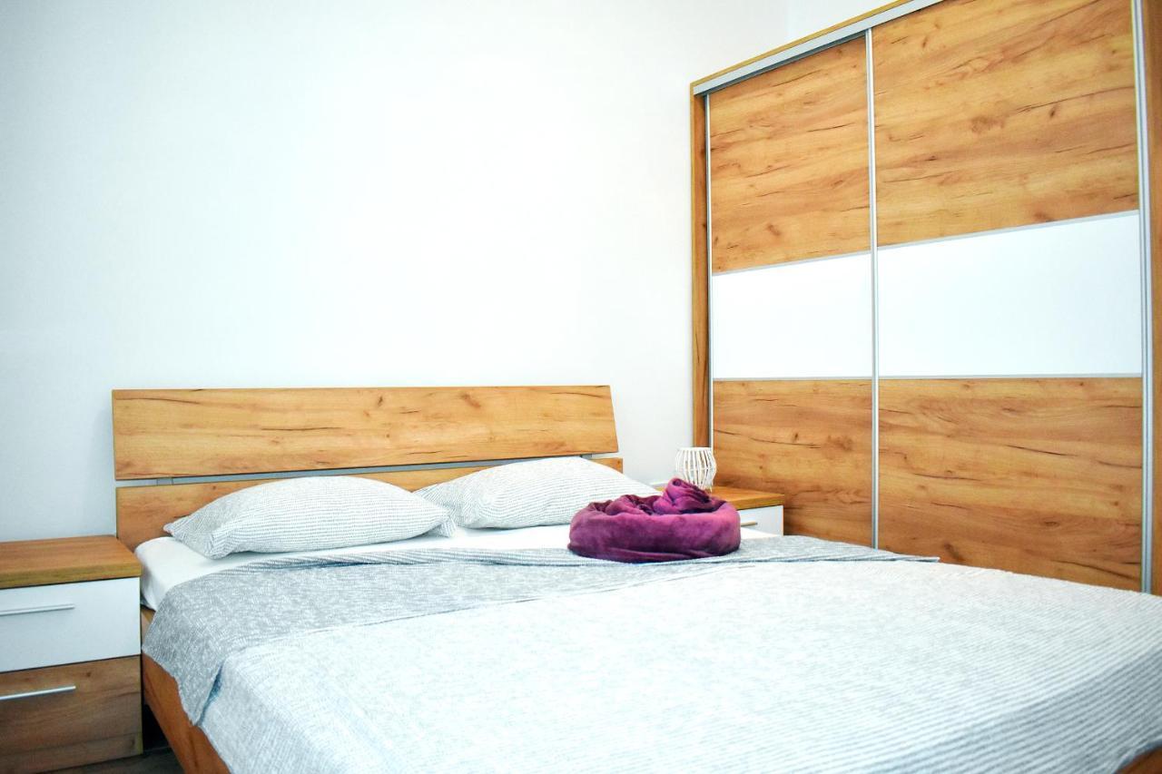 Apartmani Lovrencic Vrsi Exterior photo