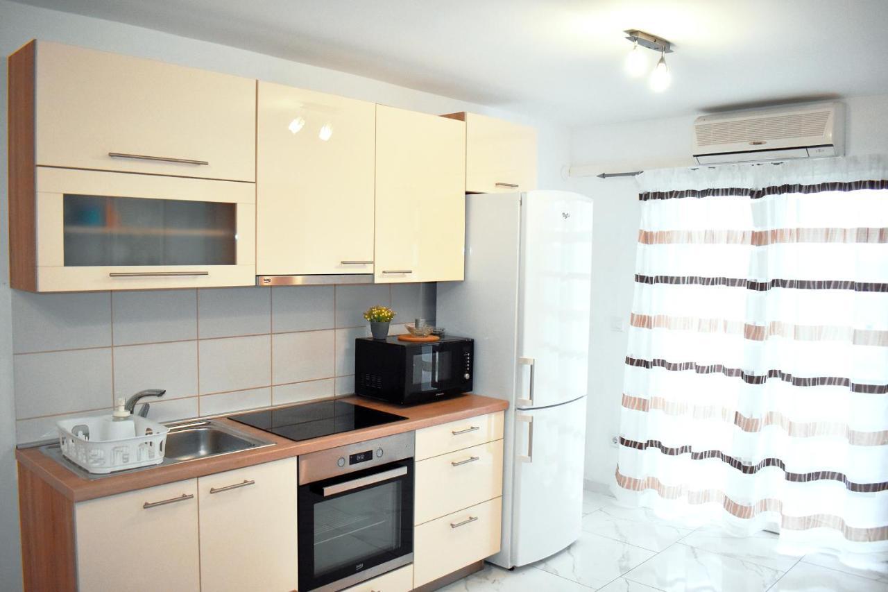 Apartmani Lovrencic Vrsi Exterior photo