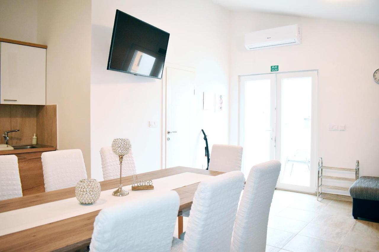 Apartmani Lovrencic Vrsi Exterior photo