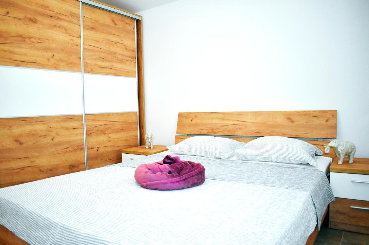 Apartmani Lovrencic Vrsi Exterior photo