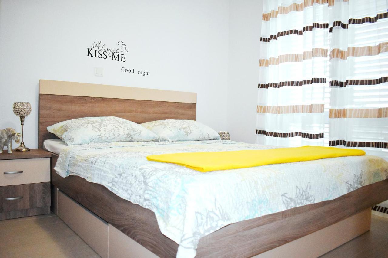 Apartmani Lovrencic Vrsi Exterior photo