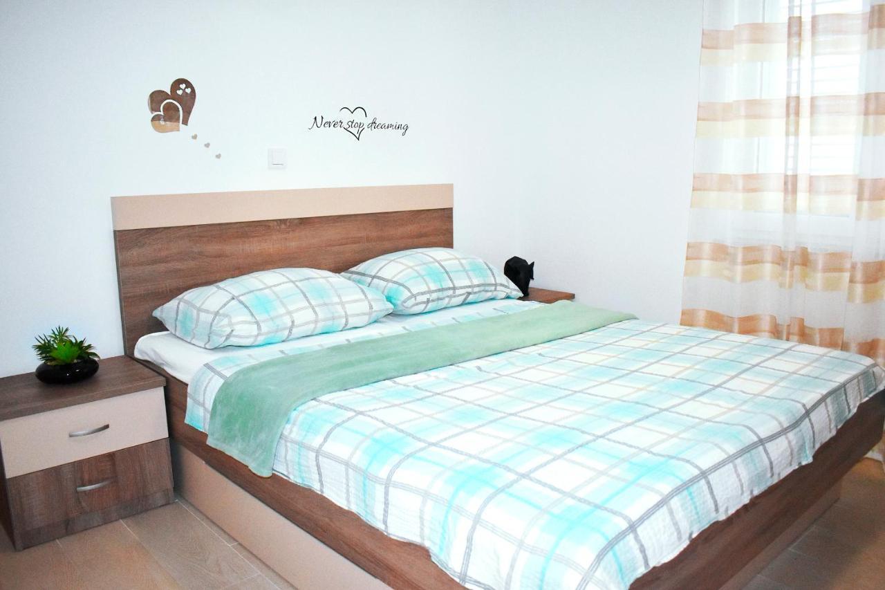 Apartmani Lovrencic Vrsi Exterior photo