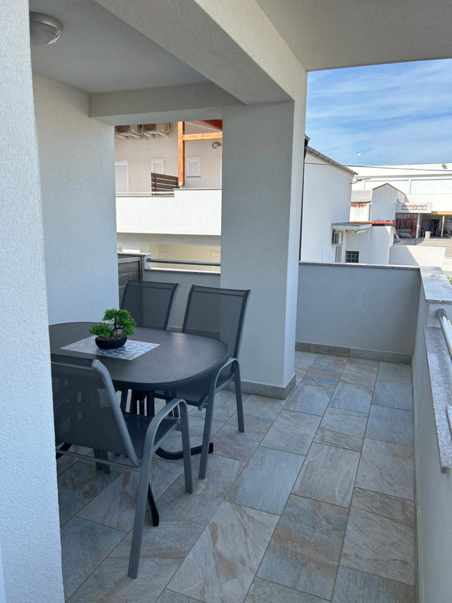 Apartmani Lovrencic Vrsi Exterior photo