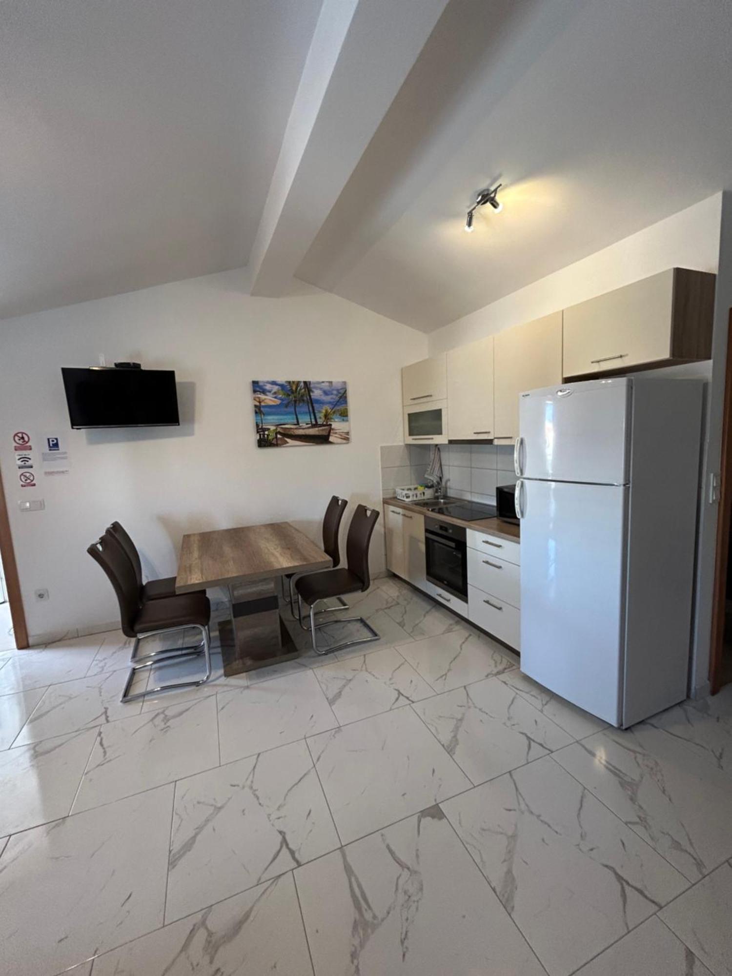 Apartmani Lovrencic Vrsi Exterior photo